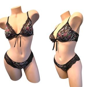 VICTORIAS SECRET 36B/S
DREAM ANGELS UNLINED EMBROIDERED DEMI BRA SET